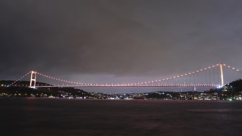 FSM Köprüsü turuncuya büründü