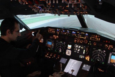 Kendi uçuş simülatörünü yaptı