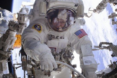 NASA: Astronotların uzay yürüyüşü yörüngedeki çöpler sebebiyle ertelendi