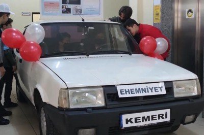 Ortaokullu gençlerden emniyet kemeri projesi