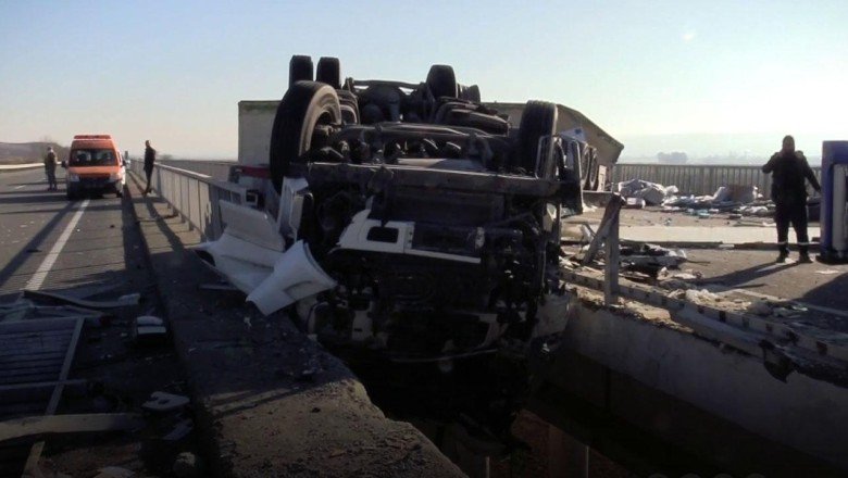 Korkuluklara çarpan tır köprüde asılı kaldı