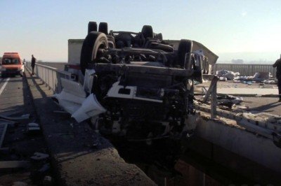 Korkuluklara çarpan tır köprüde asılı kaldı