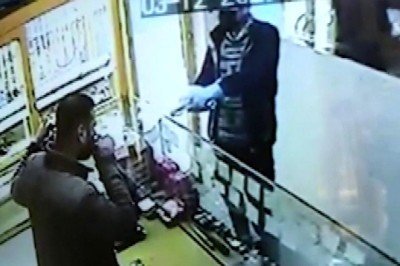 Oyuncak tabancayla soyguna gitti gerçek tabancayla vuruldu