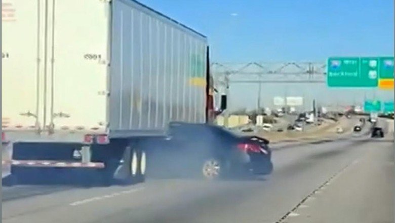 ABD'de bir otomobil tırın altında metrelerce sürüklendi