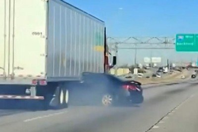 ABD'de bir otomobil tırın altında metrelerce sürüklendi