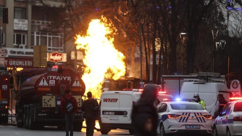 Ankara'da patlayan doğal gaz borusu alev aldı