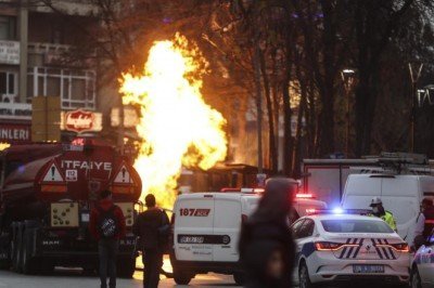 Ankara'da patlayan doğal gaz borusu alev aldı