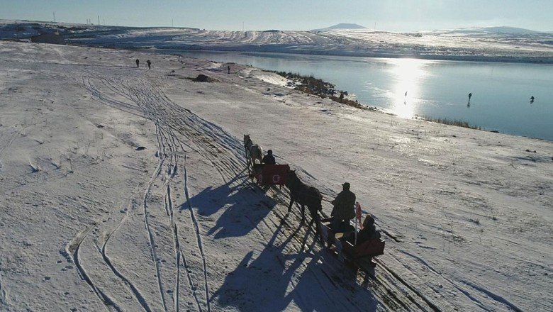Atlı kızakçılar Çıldır Gölü'nün donmasını bekliyor