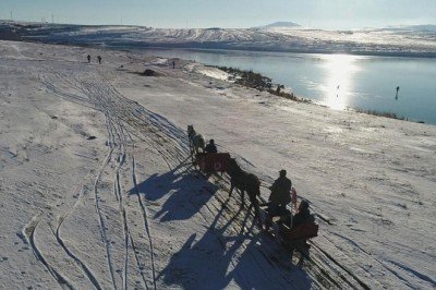 Atlı kızakçılar Çıldır Gölü'nün donmasını bekliyor