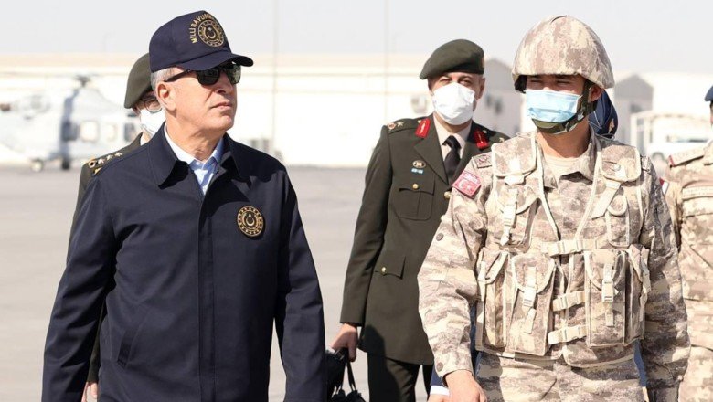 Bakan Akar, Mehmetçik ile bir araya geldi