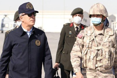 Bakan Akar, Mehmetçik ile bir araya geldi