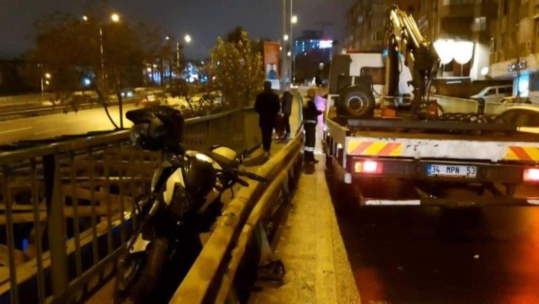 Bariyere çarpan motordan 15 metre fırladı