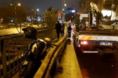 Bariyere çarpan motordan 15 metre fırladı