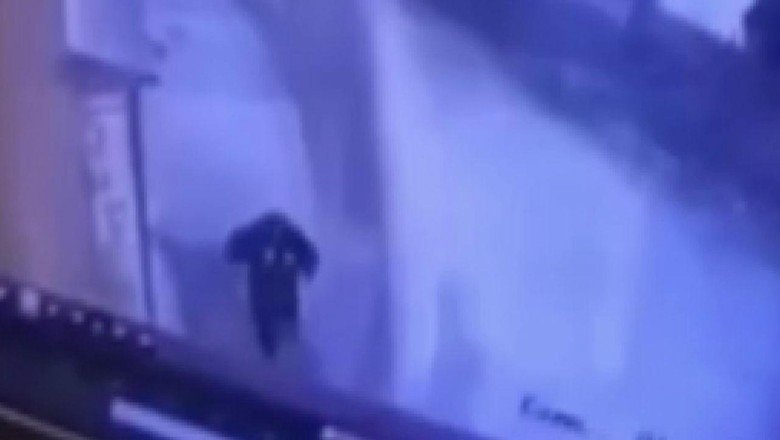 Düşen çatı parçalarından kıl payı kurtuldu