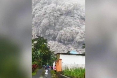 Endonezya'da Semeru Yanardağı'nda patlama