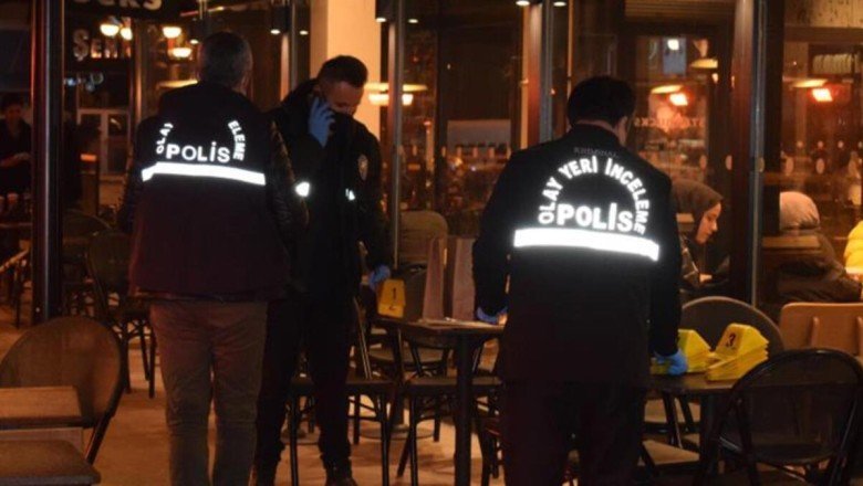 Gençlerin &amp;#39;kız&amp;#39; kavgası kanlı bitti: 3 yaralı