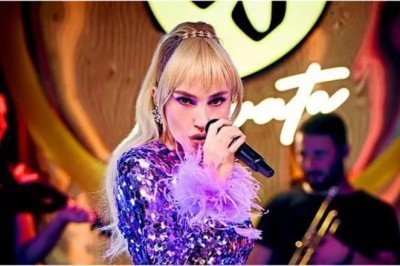 Gülşen açılışta coşturdu