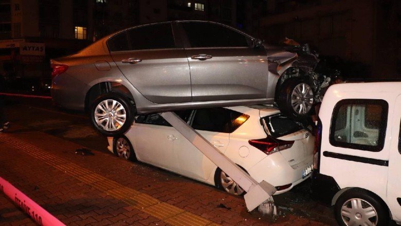 Kazada savrulan otomobil çarptığı aracın üzerinde asılı kaldı