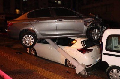 Kazada savrulan otomobil çarptığı aracın üzerinde asılı kaldı