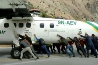 Lastiği patlayan uçağı yolcular itti