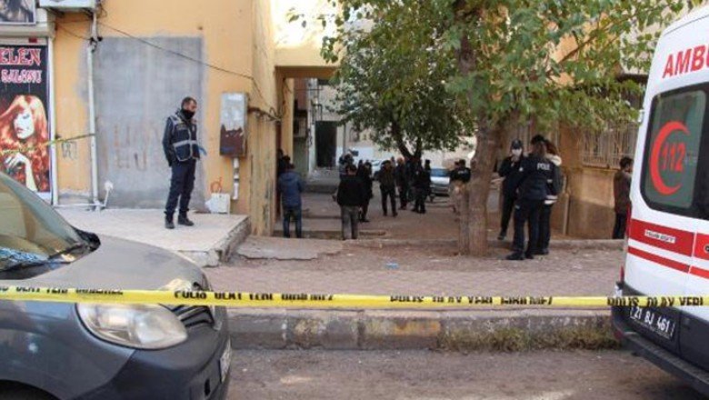 18 yaşındaki oğlunu öldüren erkek, evli olduğu kadını ve 15 yaşındaki çocuğunu yaraladı