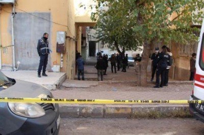 18 yaşındaki oğlunu öldüren erkek, evli olduğu kadını ve 15 yaşındaki çocuğunu yaraladı