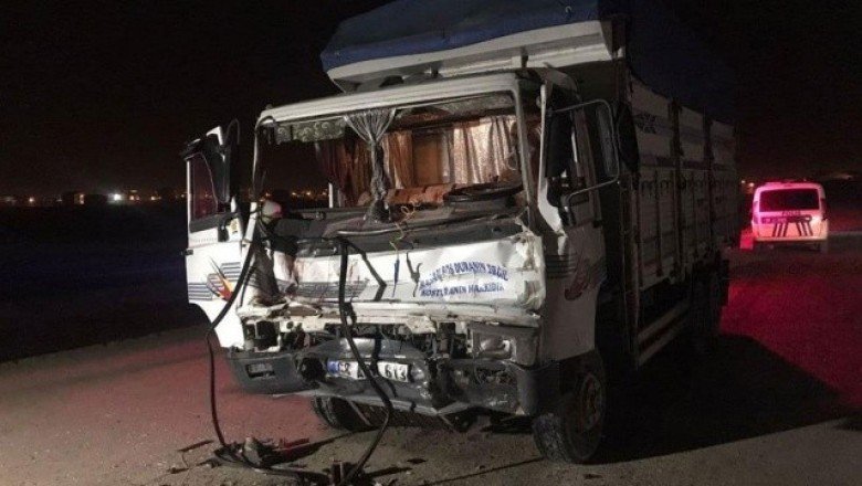 Alkollü kuzenler dehşet saçtı! Kapalı yola kamyonetle girip iş makinesine çarptılar: Yaralılar var