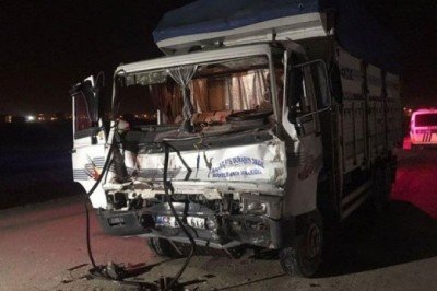 Alkollü kuzenler dehşet saçtı! Kapalı yola kamyonetle girip iş makinesine çarptılar: Yaralılar var