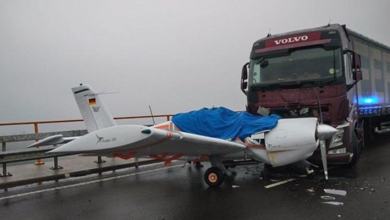 Almanya'da uçak ile tır çarpıştı