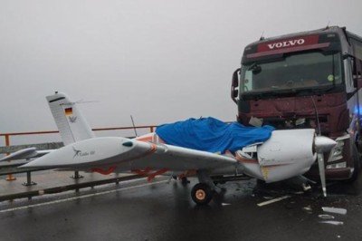 Almanya'da uçak ile tır çarpıştı