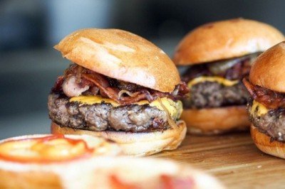 Bir ay boyunca sadece hamburger yedi, başına gelenlere kendisi bile inanamadı!