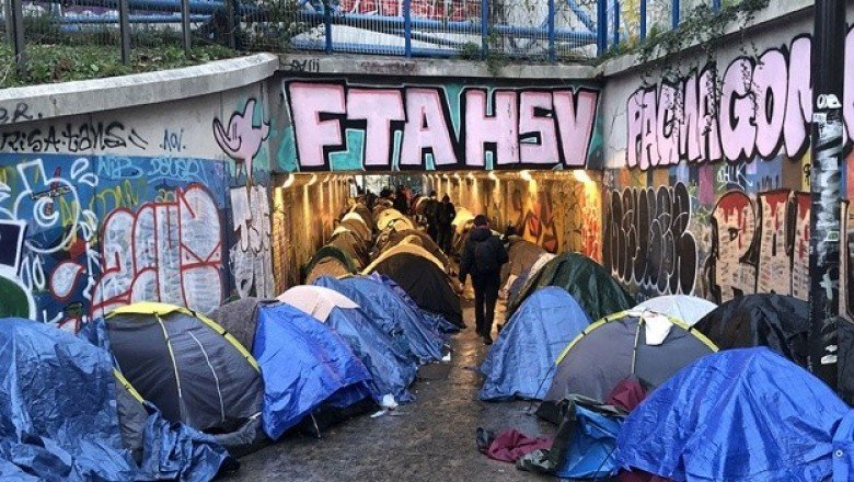 Fransa'da çocuk göçmenler Paris'te köprü altında hayata tutunmaya çalışıyor