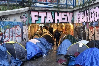 Fransa'da çocuk göçmenler Paris'te köprü altında hayata tutunmaya çalışıyor