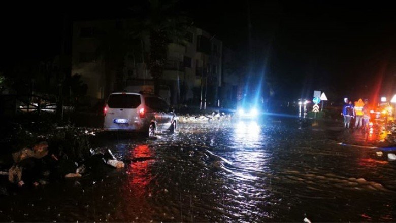 Marmaris'te sağanak yağış sonrası cadde ve sokaklar göle döndü