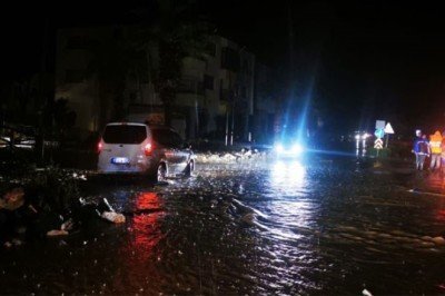 Marmaris'te sağanak yağış sonrası cadde ve sokaklar göle döndü