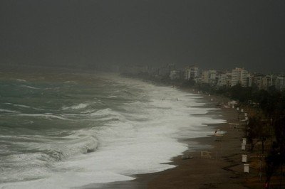 Meteorolojiden yarın için 3 bölgeye fırtına uyarısı