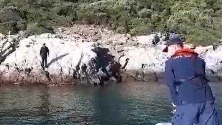 Yunanistan'ın denize attığı göçmeni Sahil Güvenlik kurtardı.