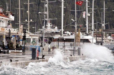 Ege’yi fırtına vurdu