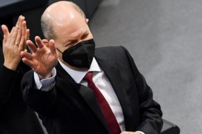 Almanya'da Başbakan seçilen Olaf Scholz göreve başladı