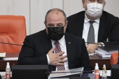 Bakan Varank, bütçe görüşmelerinde baba olduğu haberini aldı