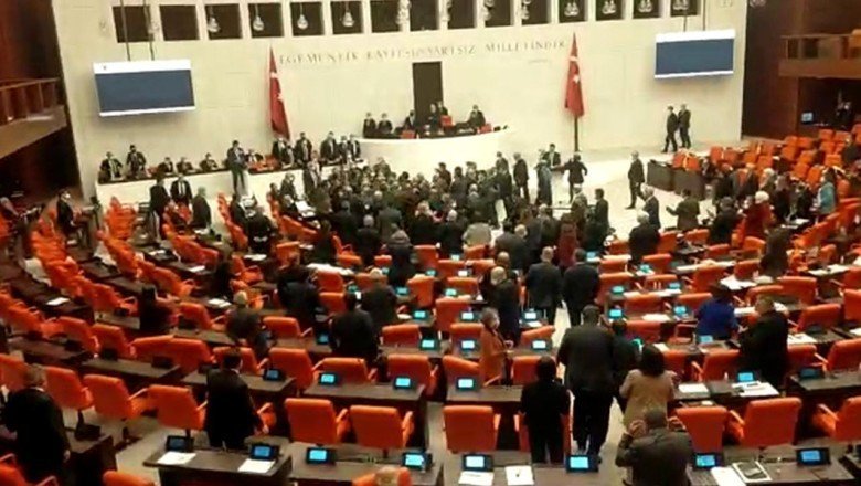 Bütçe görüşmelerinde arbede yaşandı