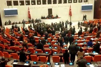 Bütçe görüşmelerinde arbede yaşandı