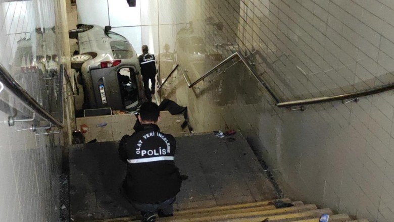 Bursa'da araç metro istasyonuna girdi