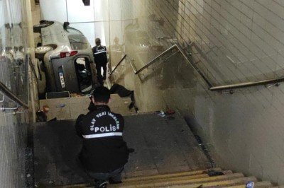 Bursa'da araç metro istasyonuna girdi