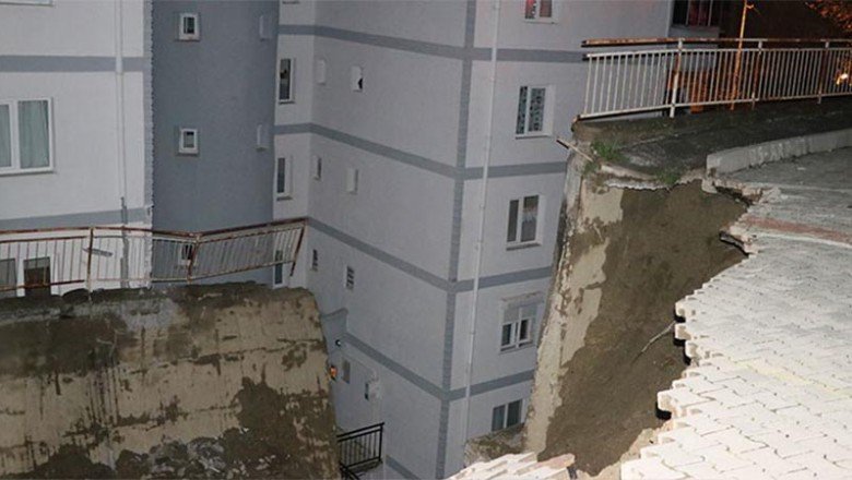 İzmir'de bir sitenin istinat duvarı yıkıldı; 88 daire tahliye edildi