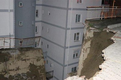 İzmir'de bir sitenin istinat duvarı yıkıldı; 88 daire tahliye edildi