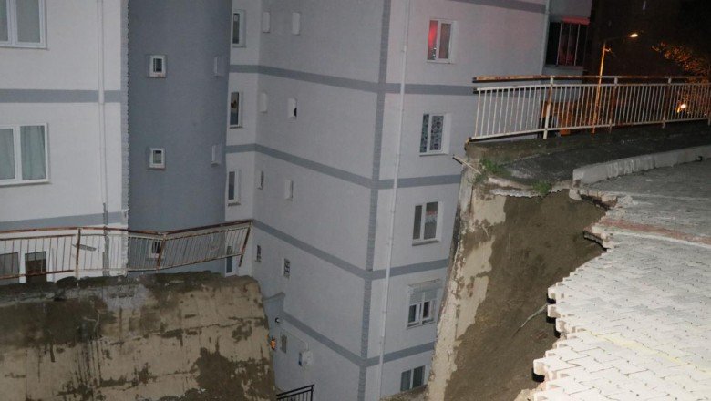 İzmir'de istinat duvarı çöktü: 2 apartman tahliye edildi