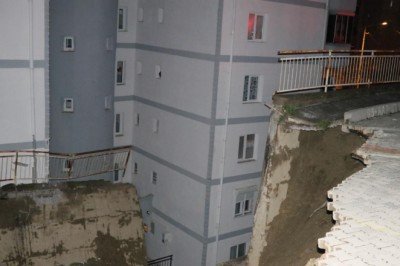 İzmir'de istinat duvarı çöktü: 2 apartman tahliye edildi