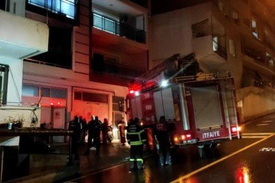 Yangını izleyen komşular dumandan etkilendi