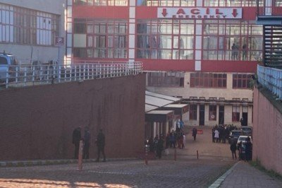 Acil serviste oksijen tüpü patladı; biri hemşire, 2 yaralı